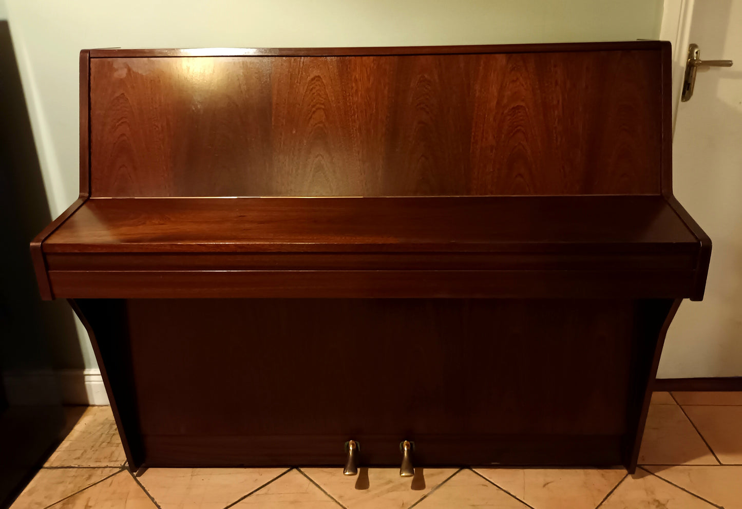 Squire & Longston (Very Compact)